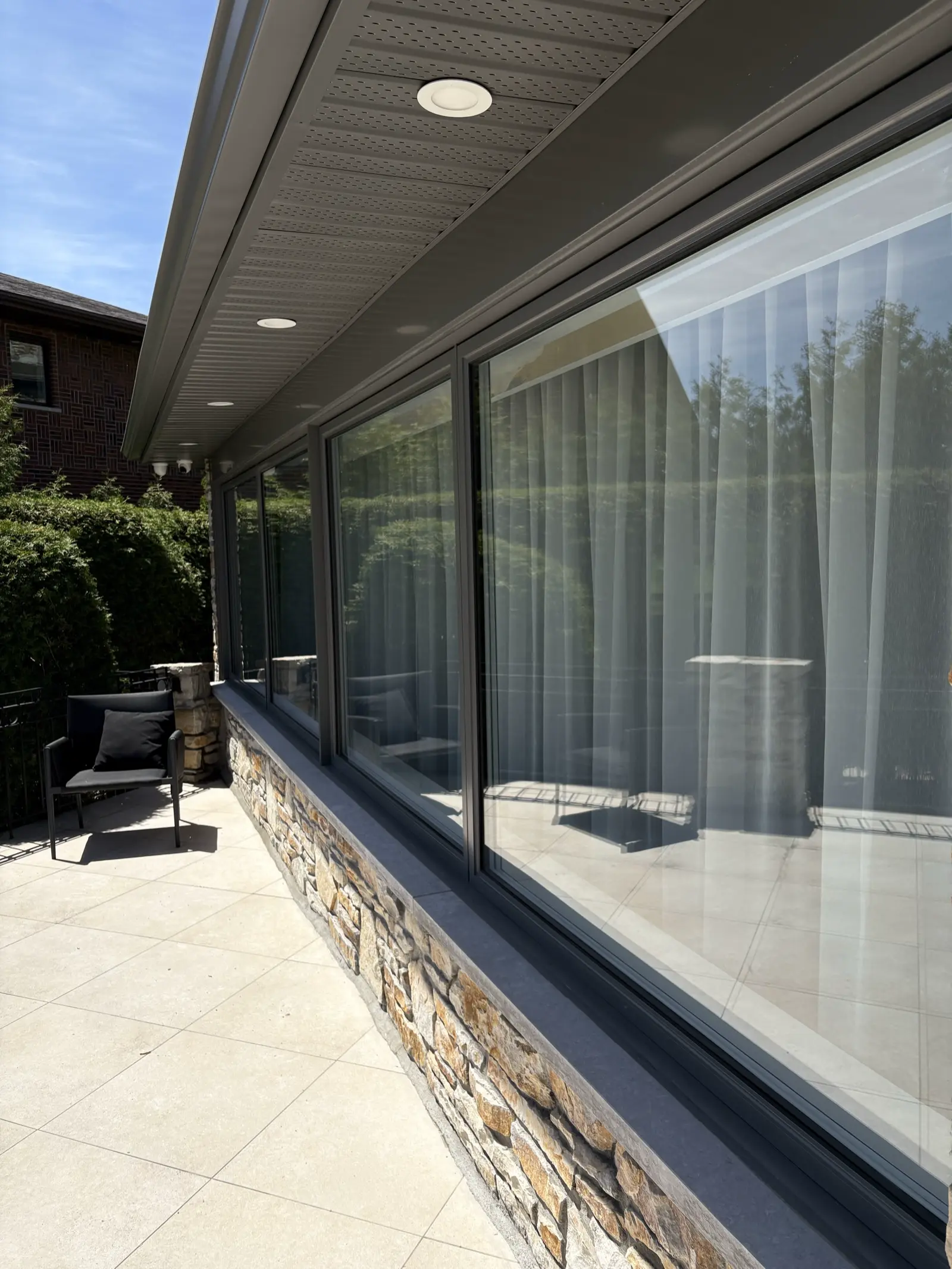 Mur de verre impeccable d'une résidence moderne après le passage d'Aurex