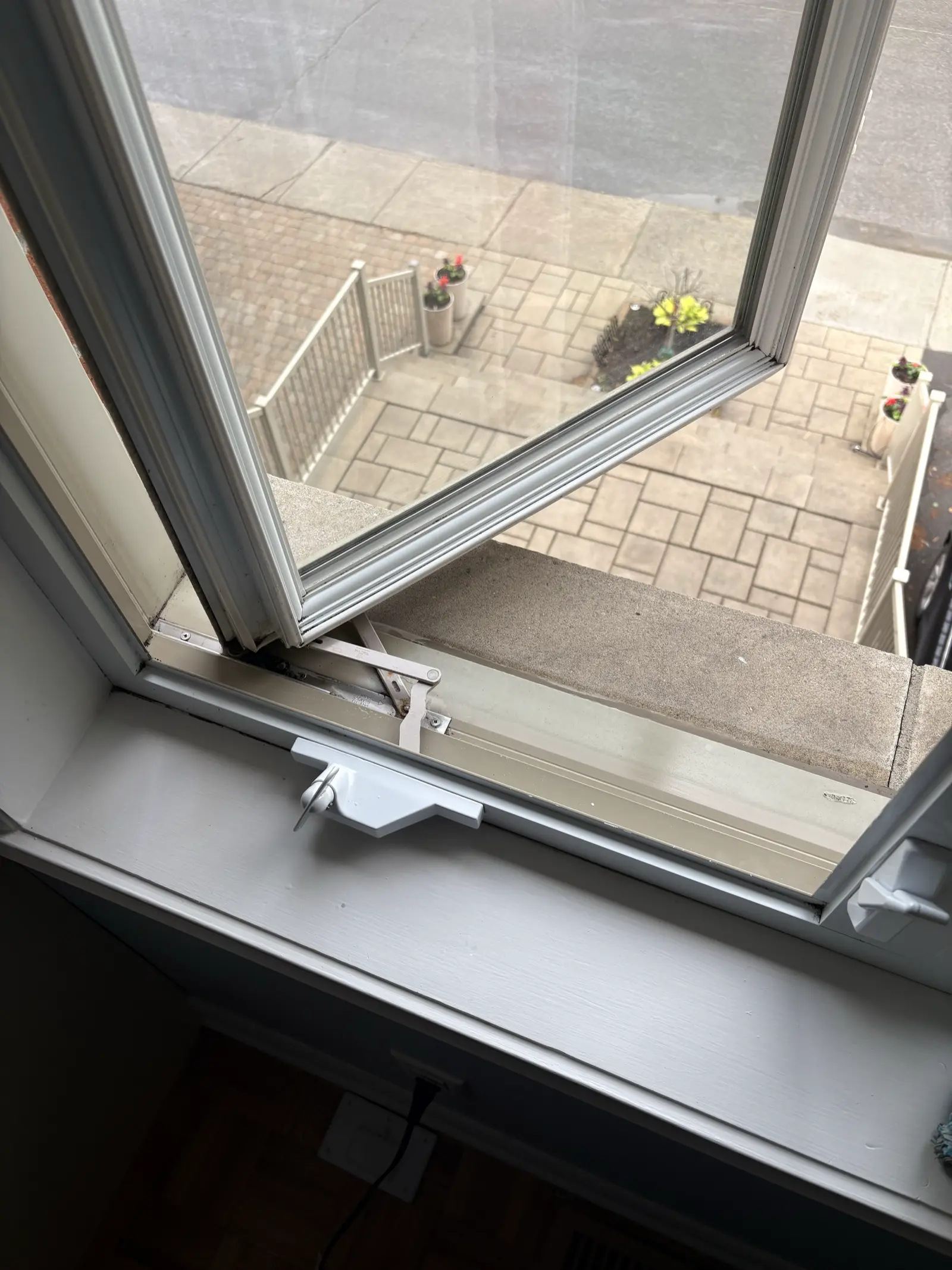 Après : Rails et cadre de fenêtre, Côte Saint-Luc